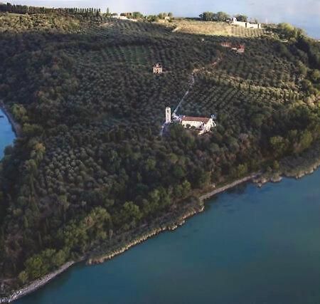 Isola Polvese Resort Castiglione del Lago Esterno foto